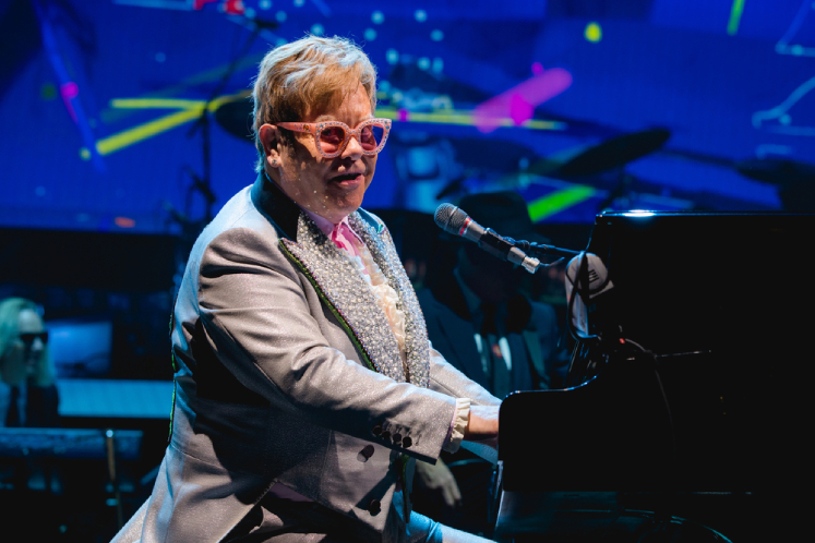 Elton John: 75 anos e as músicas de sucesso no Brasil