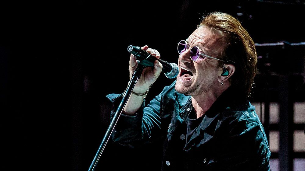 Bono Vox completa 65 anos neste sábado: veja as músicas mais tocadas no Brasil 