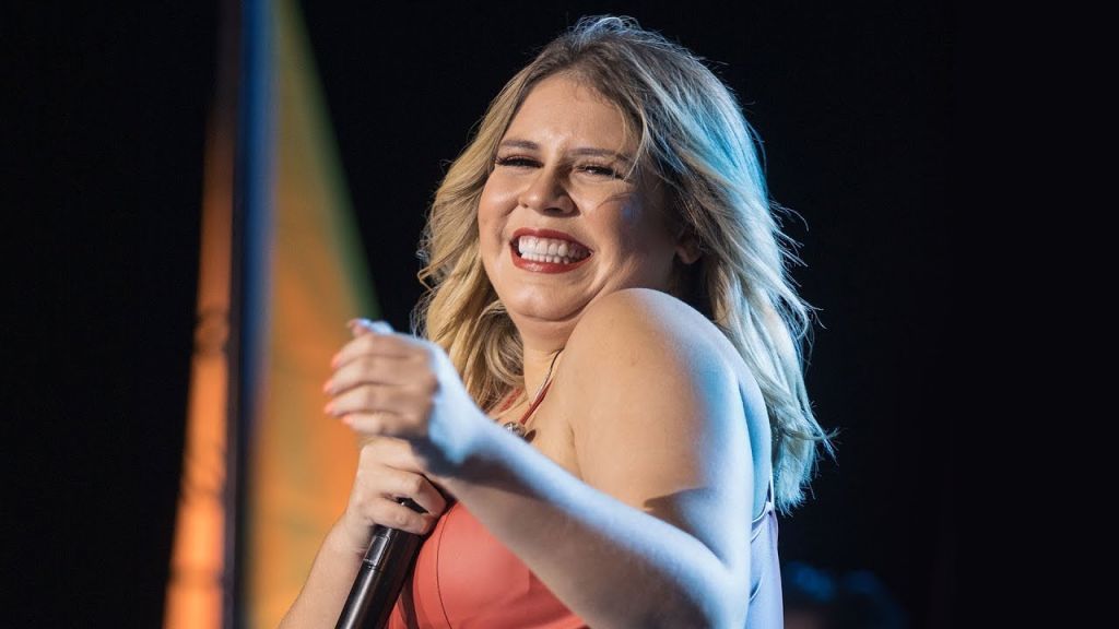 Marília Mendonça faria 30 anos e Ecad destaca as músicas mais tocadas e regravadas do seu repertório 