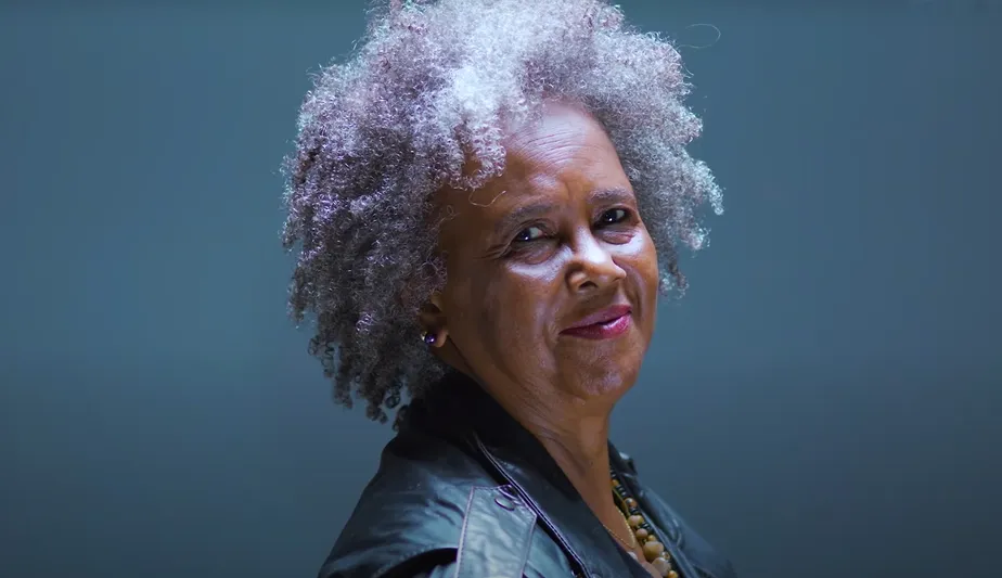 Sandra Sá completa 70 anos com clássicos que seguem em destaque nas execuções públicas