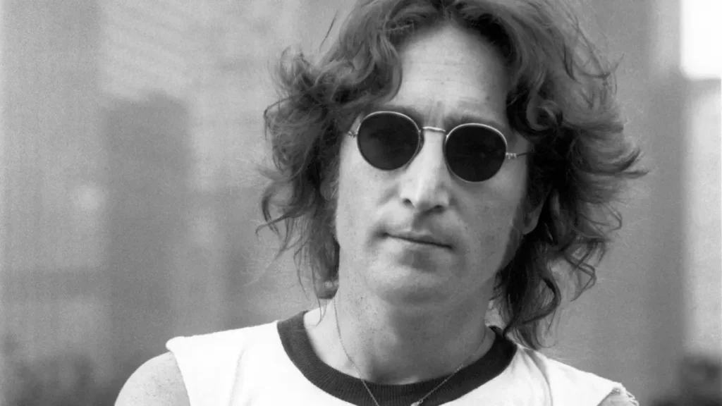 John Lennon completaria 85 anos em 2025 e segue como um dos maiores ícones da música mundial 