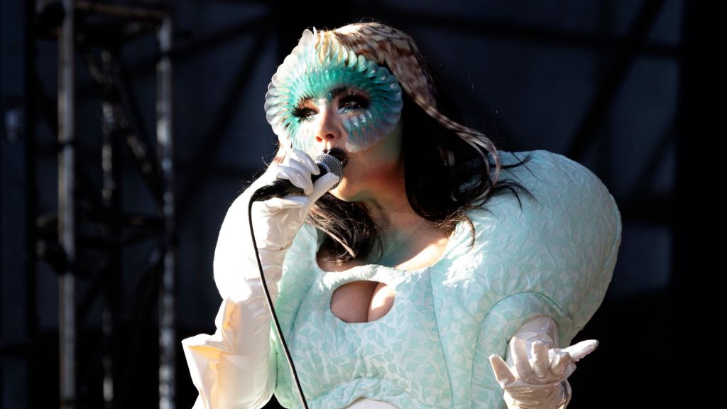 Björk completa 60 anos e Ecad revela ranking de suas músicas mais tocadas e regravadas