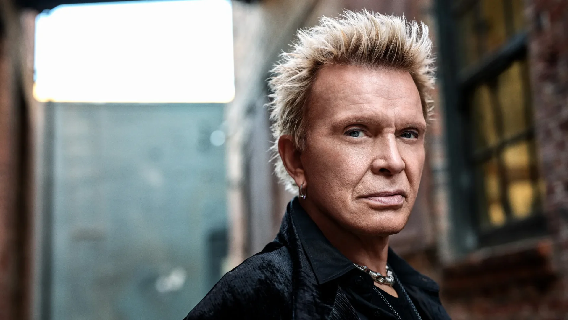 Billy Idol completa 70 anos com clássicos que seguem em destaque