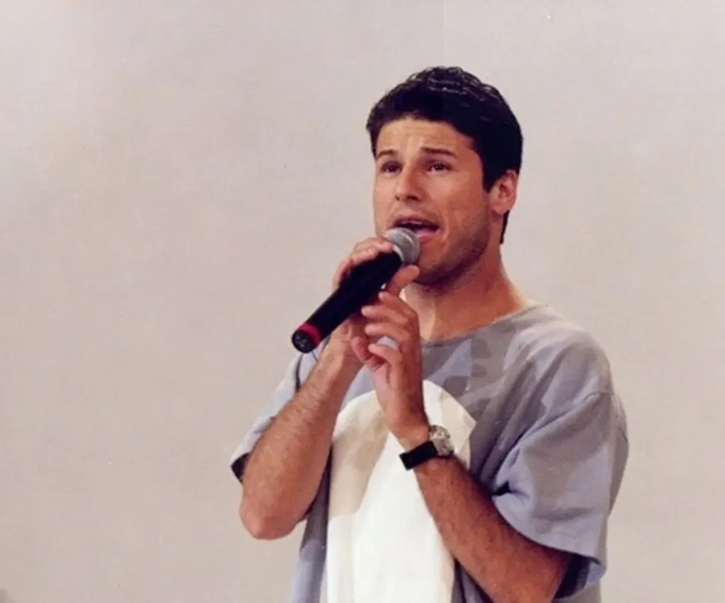 Dinho, vocalista do Mamonas Assassinas, faria 55 anos e Ecad relembra as músicas que marcaram sua trajetória