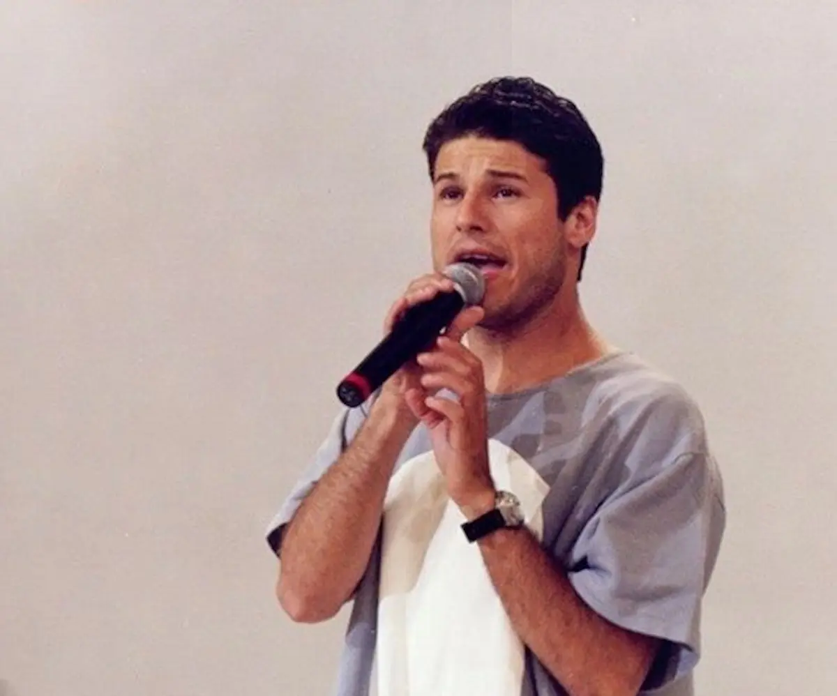 Dinho, vocalista do Mamonas Assassinas, faria 55 anos e Ecad relembra as músicas que marcaram sua trajetória