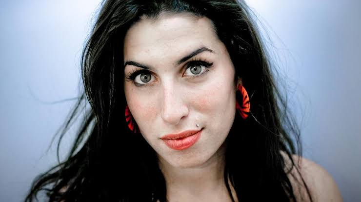 15 anos sem Amy Winehouse: Ecad destaca as músicas de autoria da artista mais tocadas e regravadas no Brasil 