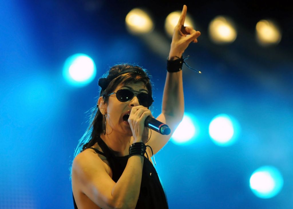 Fernanda Abreu celebra 65 anos de música com sotaque carioca e espírito urbano